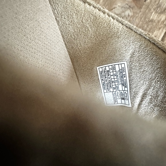 Goldenstar Platform Slide Sandal (Women)
UGG Size 11 $140 - Picture 8 of 9